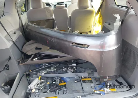 2014 Toyota Sienna Le V6 8 Passenger z USA, uszkodzony, nr VIN 5TDKK3DC2ES428567